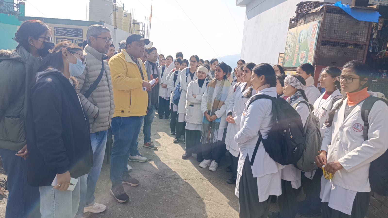 एसएसजे मेडिकल कॉलेज ने अथरबनी में चलाया फैमिली एडॉप्शन कार्यक्रम