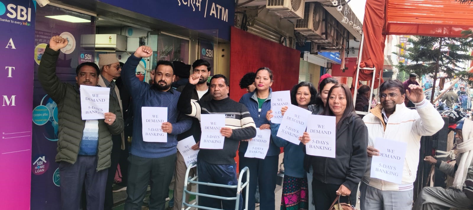 बैंक कर्मियों की राष्ट्रव्यापी हड़ताल के चलते में भी ठप रहा कामकाज