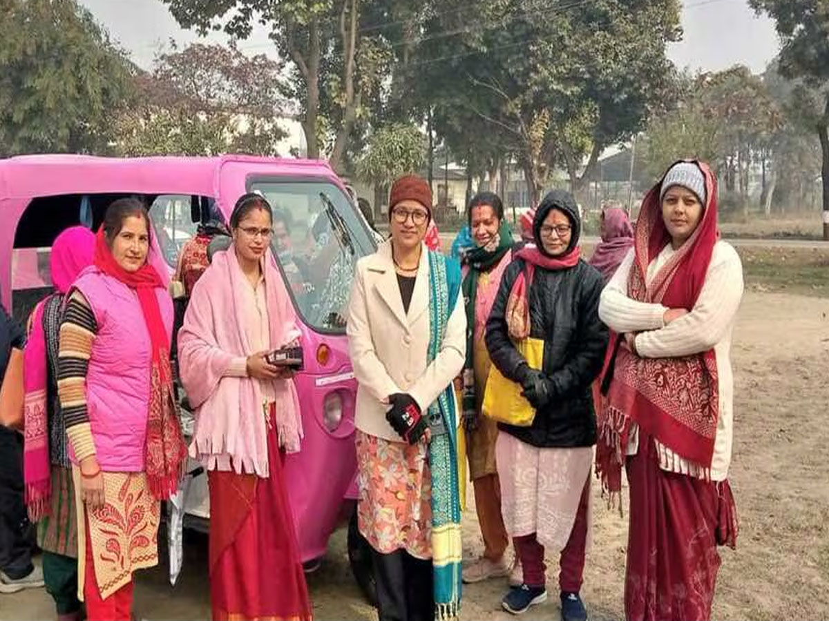 महिलाओं को दिया पिंक ई-रिक्शा प्रशिक्षण