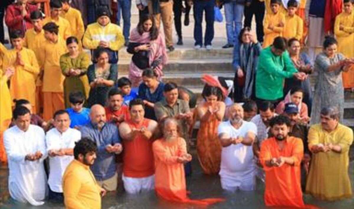 मकर संक्रांति पर्व पर गंगा में लगाई आस्था की डुबकी