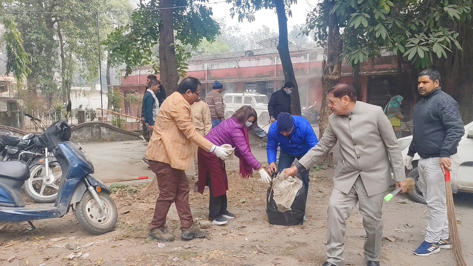 नव वर्ष के अवसर पर जिलाधिकारी मयूर दीक्षित के निर्देशन में जनपद में चलाया गया स्वच्छता का महा अभियान
