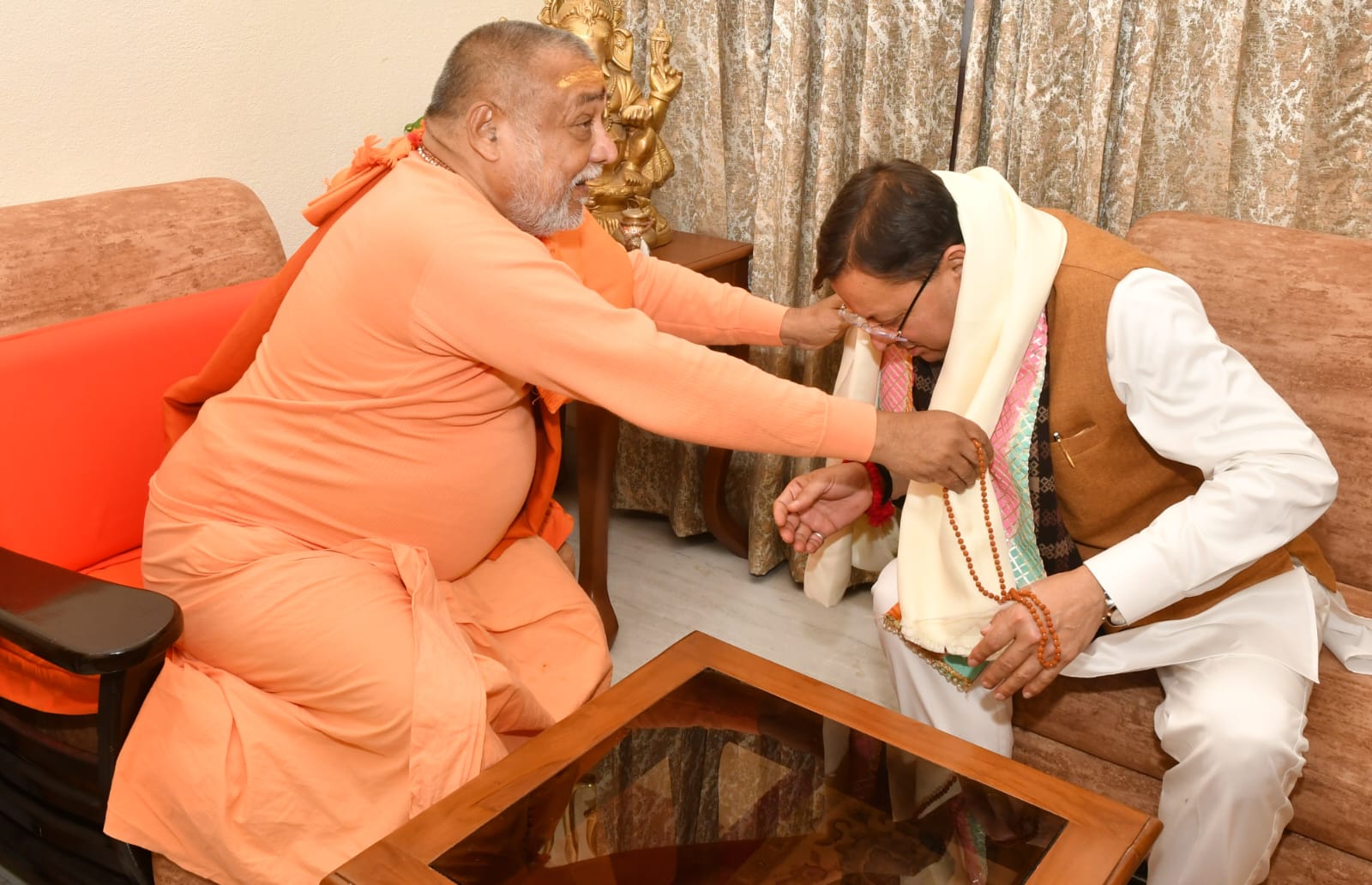 सीएम धामी नेजगद्गुरु शंकराचार्य स्वामी राजराजेश्वराश्रम महाराज से शिष्टाचार भेंट की