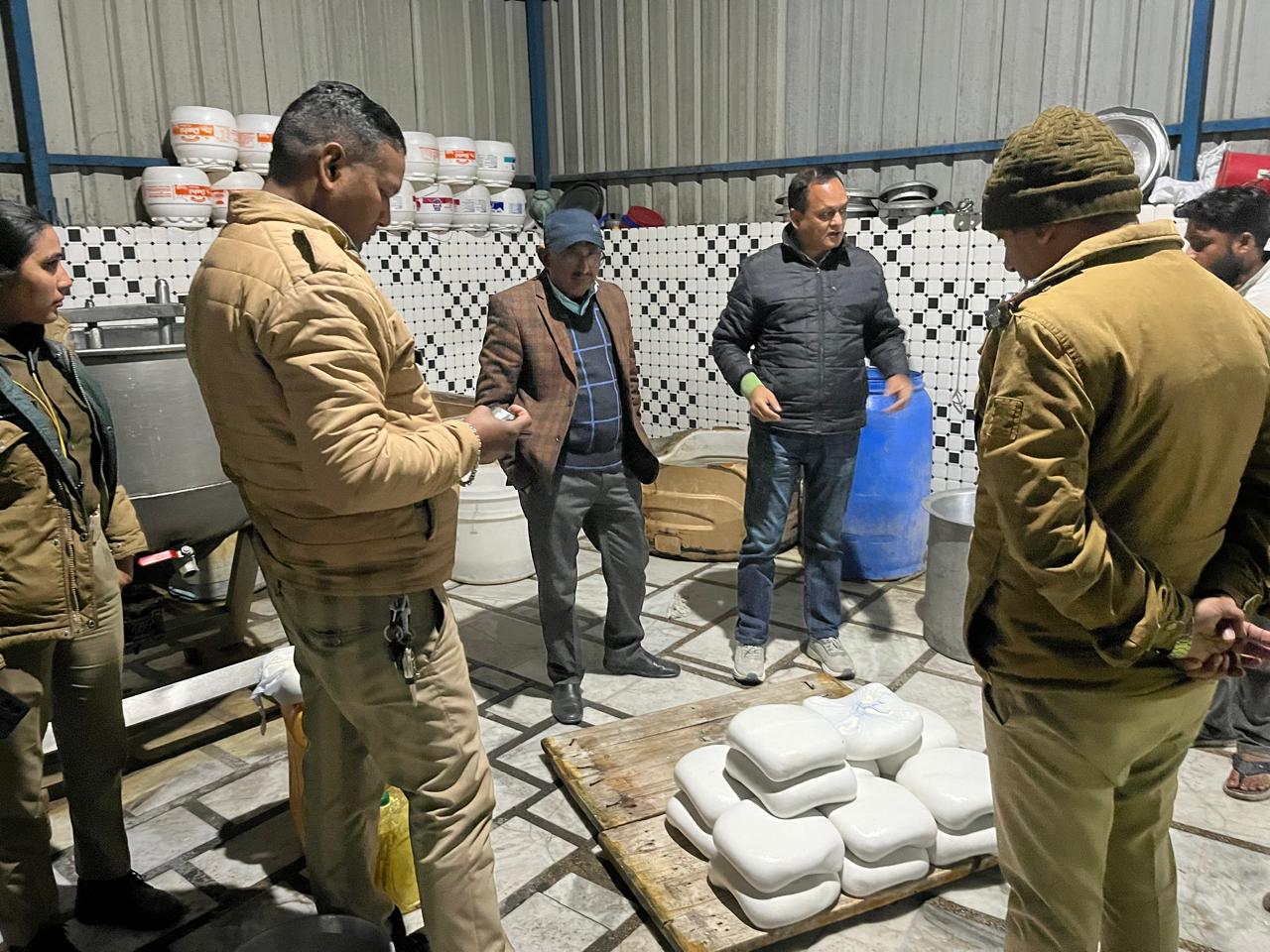 खाद्य सुरक्षा आयुक्त सचिन कुर्वे एवं जिलाधिकारी मयूर दीक्षित के निर्देशन में खाद्य सुरक्षा विभाग की सघन कार्रवाई कर 12 प्रतिष्ठानों का किया गया निरीक्षण