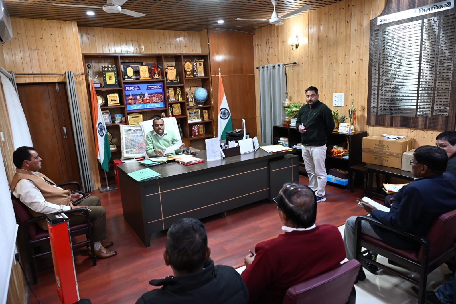 जिला निर्वाचन अधिकारी मयूर दीक्षित की अध्यक्षता में राजनीतिक दलों के पदाधिकारी के साथ आयोजित की गई बैठक