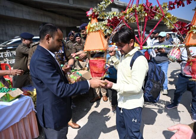शारदीय कांवड़ यात्रा पर पहुंचे कांवड़ यात्रियों का जिलाधिकारी मयूर दीक्षित एवं वरिष्ठ पुलिस अधीक्षक प्रमेंद्र सिंह डोभाल ने फूल मालाओं से किया स्वागत