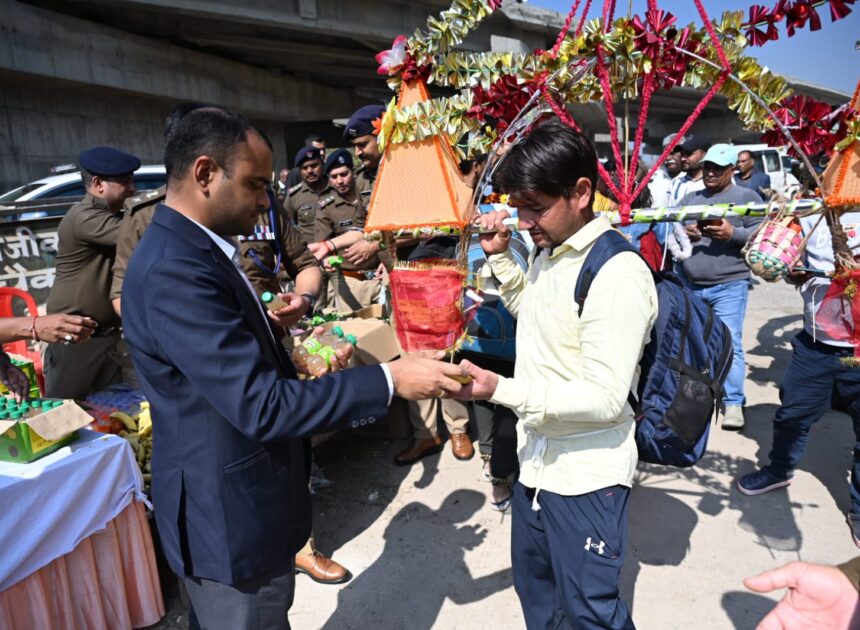 शारदीय कांवड़ यात्रा पर पहुंचे कांवड़ यात्रियों का जिलाधिकारी मयूर दीक्षित एवं वरिष्ठ पुलिस अधीक्षक प्रमेंद्र सिंह डोभाल ने फूल मालाओं से किया स्वागत