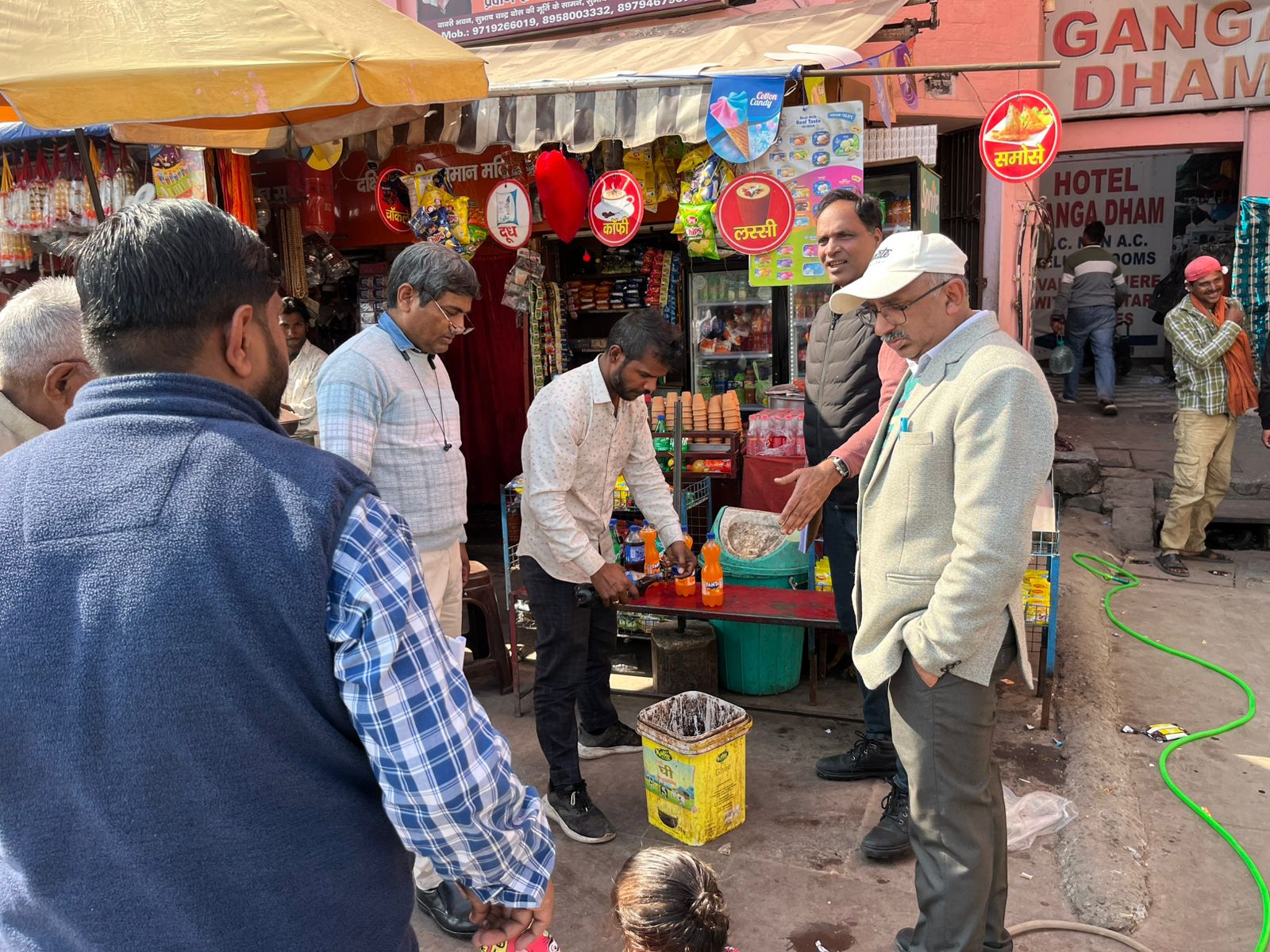 महाशिवरात्रि के पर्व को ध्यान में रखते हुए किसी भी खाद्य सामग्री में मिलावट न हो इसके लिए सुरक्षा विभाग द्वारा किया जा रहा है दुकानों का निरीक्षण