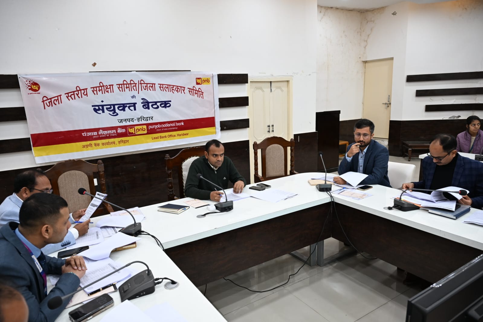 बेरोजगार युवाओं ,किसानों एवं कमजोर वर्ग को प्राथमिकता से ऋण उपलब्ध कराए जाए- जिलाधिकारी मयूर दीक्षित