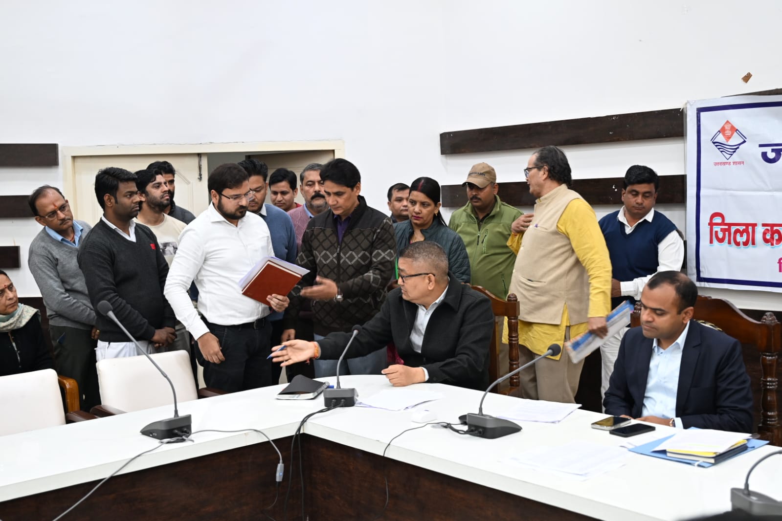 सीएम हेल्पलाइन में दर्ज शिकायतों का निस्तारण प्राथमिकता से करे संबंधित अधिकारी