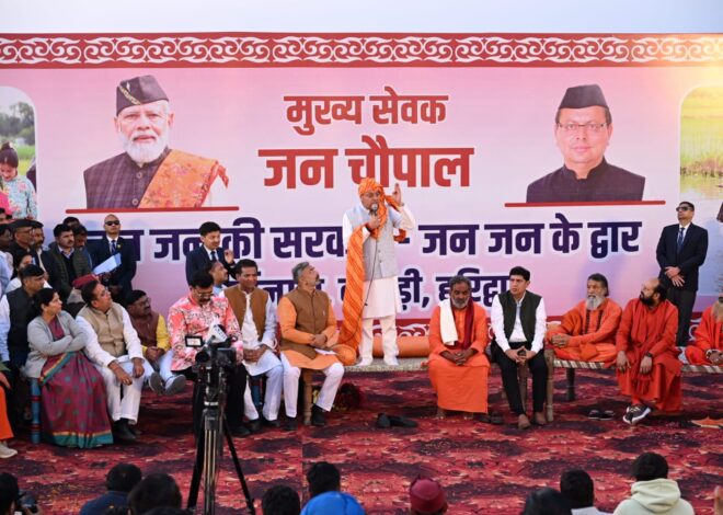 नीलाधारा गंगा तट पर खाट पर चौपाल लगाकर मुख्यमंत्री ने सुनी  ग्रामीणों की समस्या