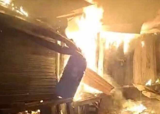 सिलेंडर फटने से दुकानों में लगी आग