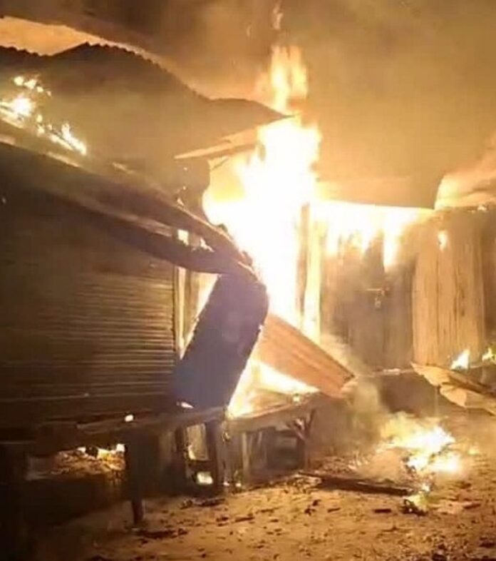 सिलेंडर फटने से दुकानों में लगी आग