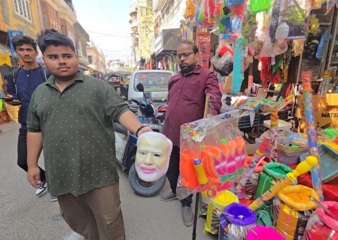 इस बार पीएम मोदी का मुखौटा बना होली पर बच्चों के आर्कषण का केन्द्र