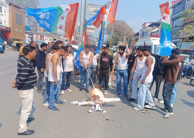 यूथ कांग्रेस के अध्यक्ष की गिरफ्तारी के विरोध में एनएसयूआई ने किया शर्टलेस प्रदर्शन