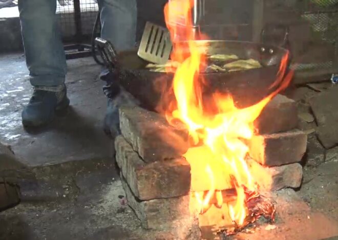 गैस की किल्लतः होटल- ढावे वाले लकड़ी के चुल्हांे से चला रहे काम