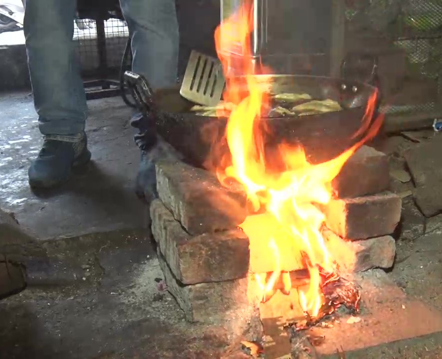 गैस की किल्लतः होटल- ढावे वाले लकड़ी के चुल्हांे से चला रहे काम