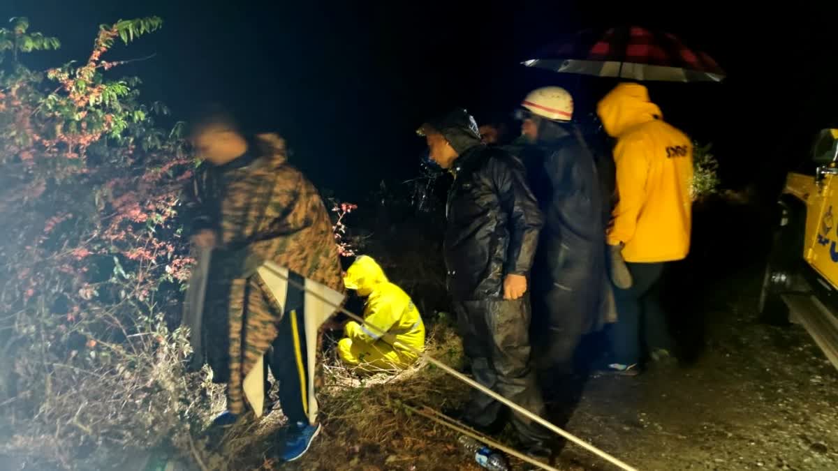 देर रात खाई में गिरी कार