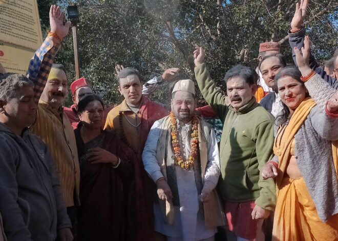 शिवभक्तों ने खेली भस्म की होली