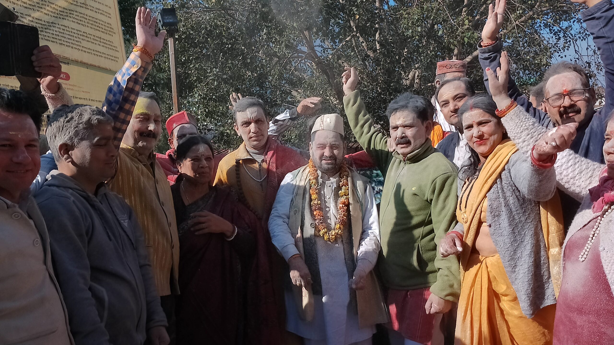 शिवभक्तों ने खेली भस्म की होली