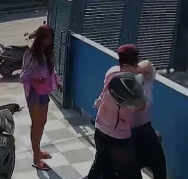 रंग लगाने के बहाने युवती से छेड़खानी और मारपीट