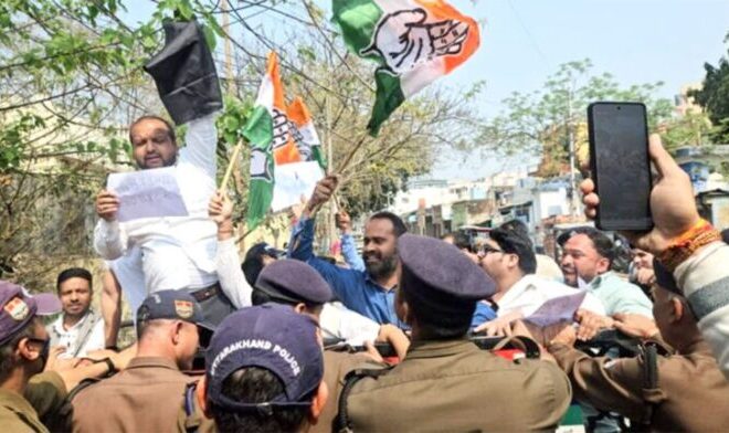 केन्द्रीय गृहमंत्री अमित शाह को काले झंड़े दिखाने जा रहे कांग्रेसी गिरफ्तार