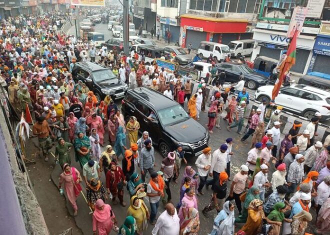 जयकारों के साथ निकली नगर परिक्रमा