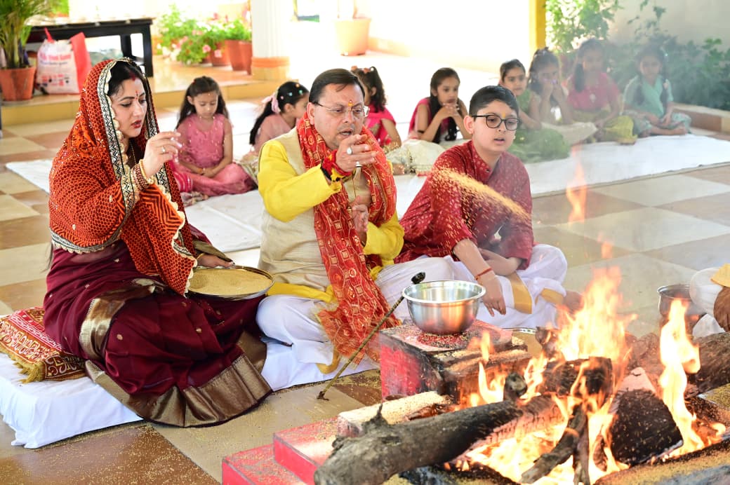 रामनवमी पर सीएम धामी ने किया कन्या पूजन