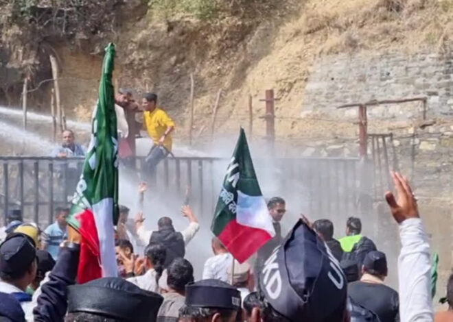 यूकेडी ने भराड़ीसैण में किया उग्र प्रदर्शन