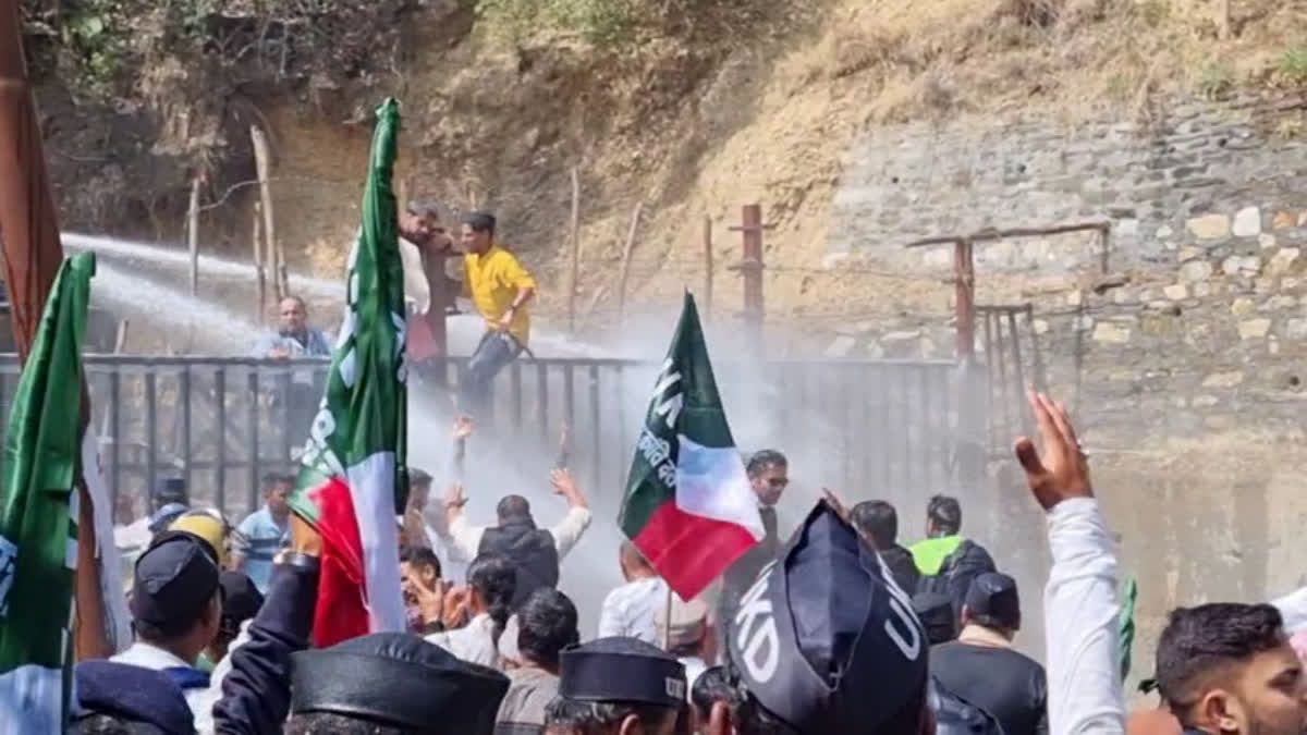 यूकेडी ने भराड़ीसैण में किया उग्र प्रदर्शन