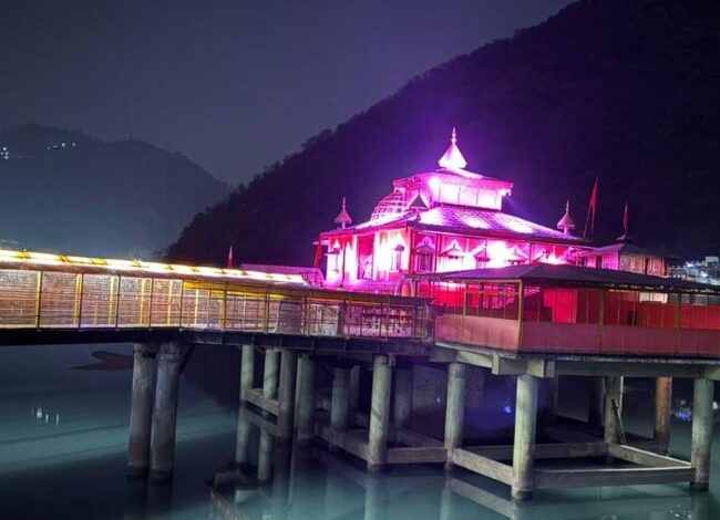 धारी देवी मंदिर में आधुनिक वॉल वॉशर लाइटिंग से रात में दिखा भव्य नजारा