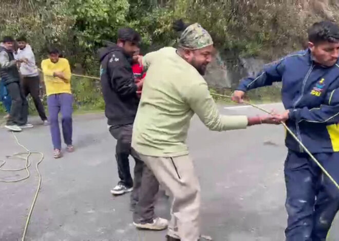 खाई में गिरी पर्यटकों की कार