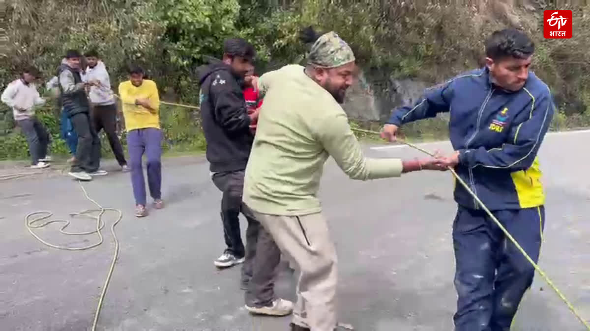 खाई में गिरी पर्यटकों की कार