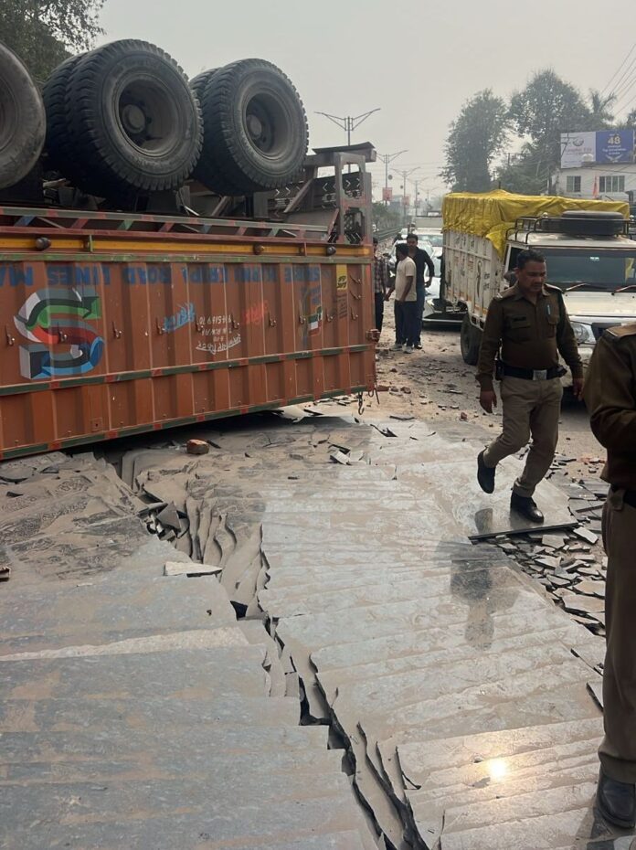 झण्डा मेला देखकर वापस जा रहे श्रद्धालुओं का वाहन दुर्घटनाग्रस्त