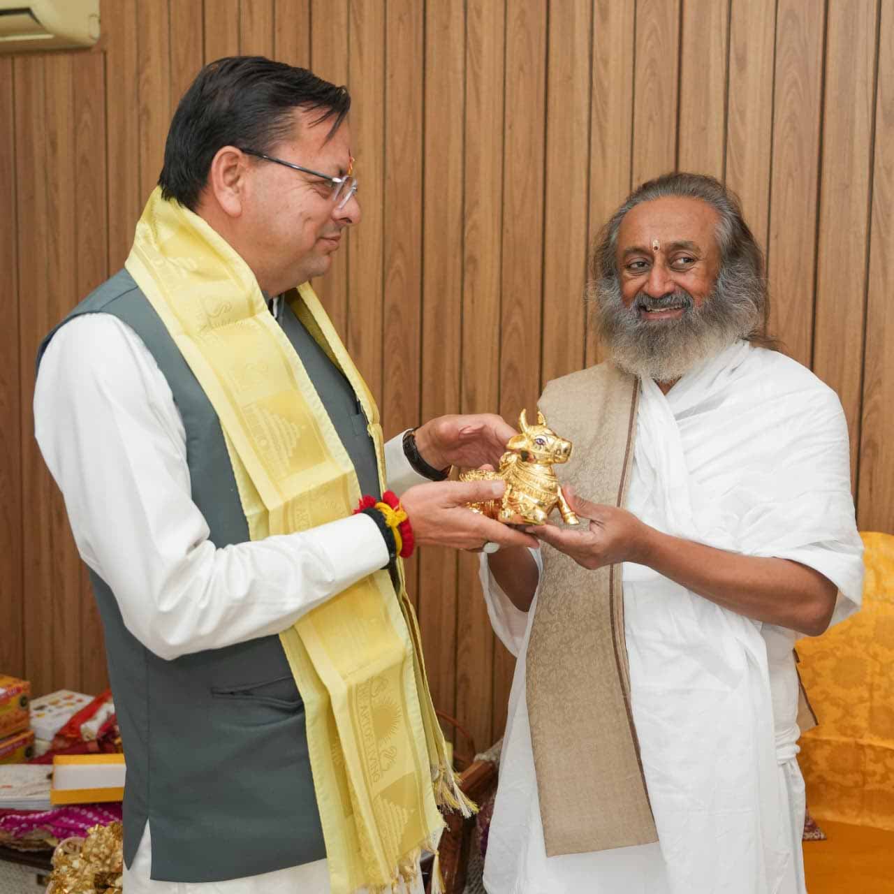 सीएम धामी आध्यात्मिक गुरू श्री श्री रविशंकर से मिले