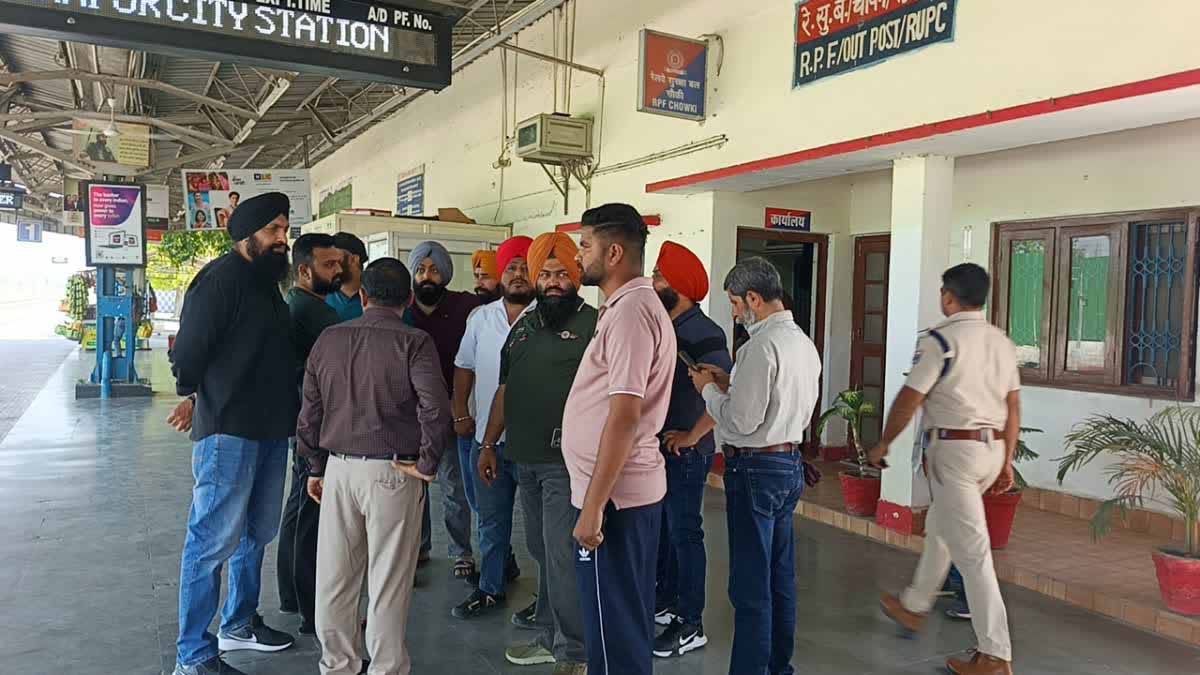 संपर्क क्रांति ट्रेन में पिस्टल की नोक पर 7 लाख की लूट