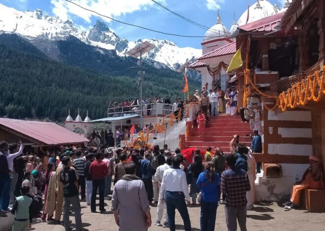 गंगोत्री के लिए रवाना हुई मां गंगा की डोली