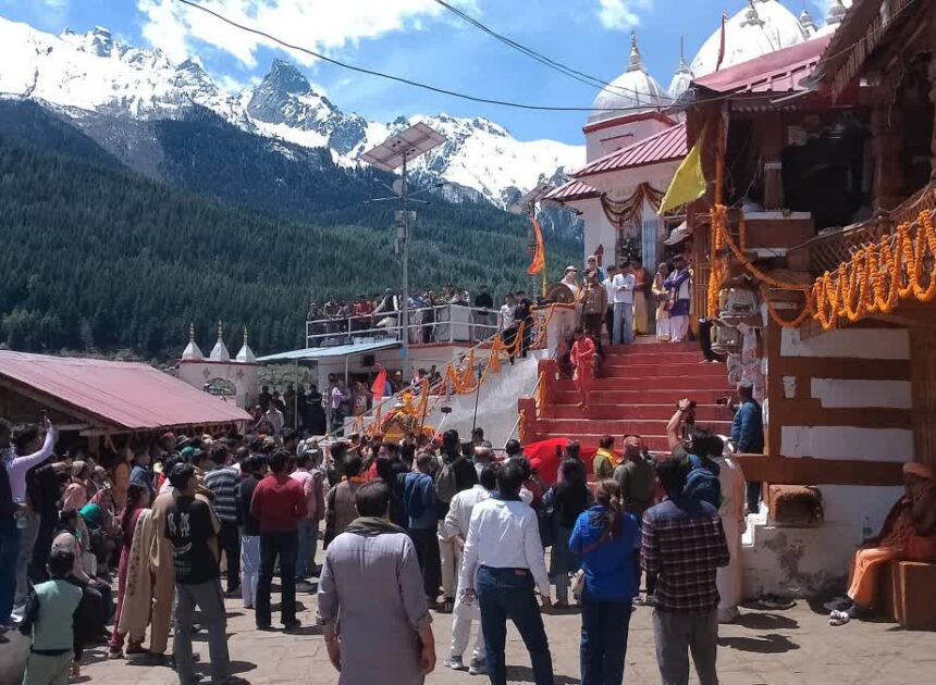 गंगोत्री के लिए रवाना हुई मां गंगा की डोली