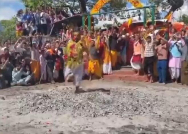 धधकते अंगारों पर आस्था का नृत्य
