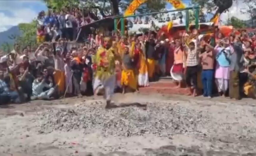 धधकते अंगारों पर आस्था का नृत्य