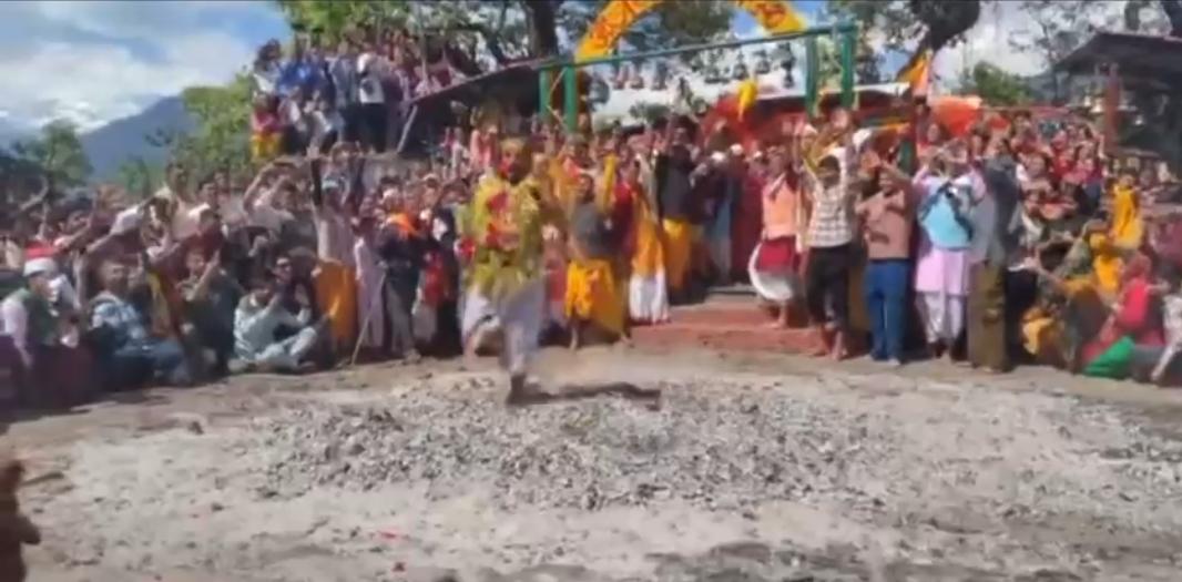 धधकते अंगारों पर आस्था का नृत्य