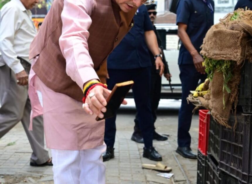 सीएम हेल्पलाइन पर दर्ज शिकायत की पड़ताल करने खुद मौके पर पहुंचे सीएम