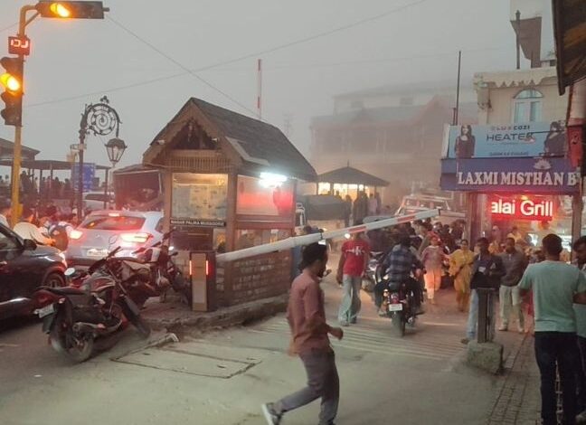 देहरादून-मसूरी में अंधड़-बारिश से दिन में छाया अंधेरा