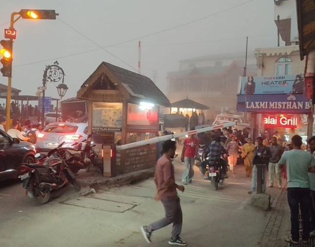 देहरादून-मसूरी में अंधड़-बारिश से दिन में छाया अंधेरा