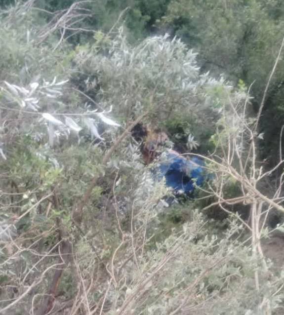 पानी से भरा टैंकर अनियंत्रित होकर खाई में गिरा