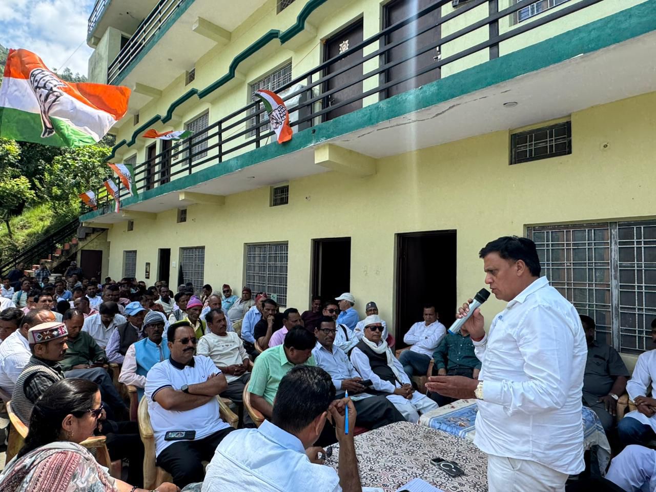 कांग्रेस संगठन की बैठक में भाजपा सरकार की नीतियों का विरोध