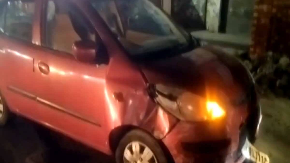 तेज रफ्तार कार ने बाइक सवार को मारी टक्कर