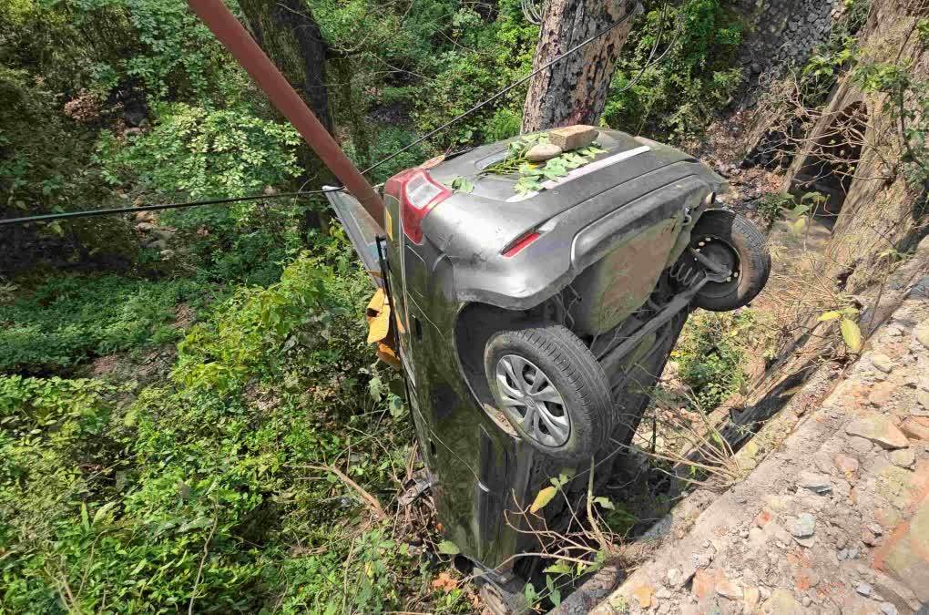 अनियंत्रित होकर सड़क किनारे पलटी कार