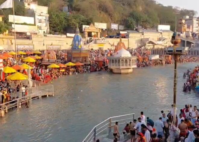 बुद्ध पूर्णिमा पर श्रद्धालुओं ने गंगा में लगाई आस्था की डूबकी