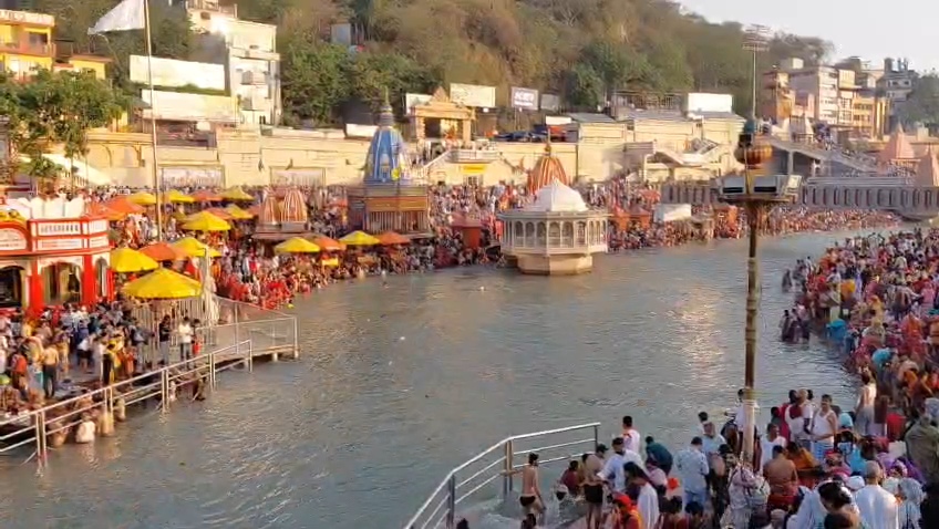 बुद्ध पूर्णिमा पर श्रद्धालुओं ने गंगा में लगाई आस्था की डूबकी