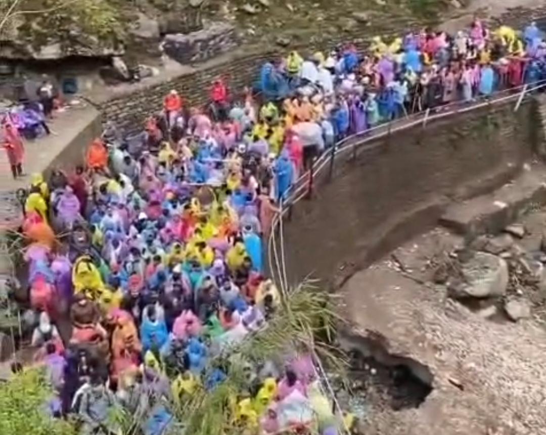 केदारनाथ पैदल मार्ग पर श्रद्धालुओं की कठिन परीक्षा